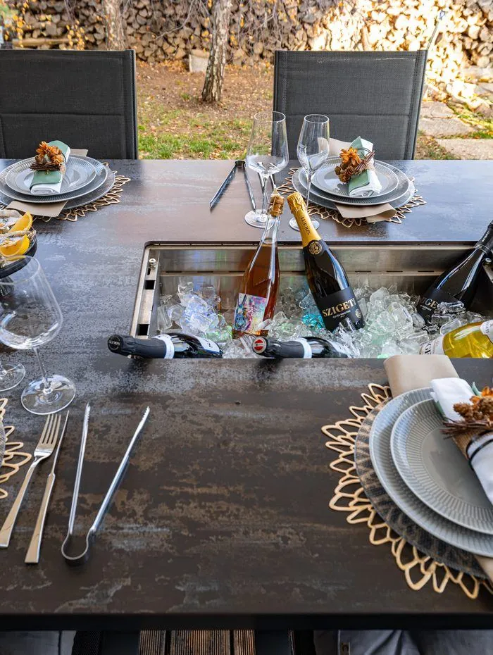 Szigeti Sekt gekühlt im Altea Grilltisch