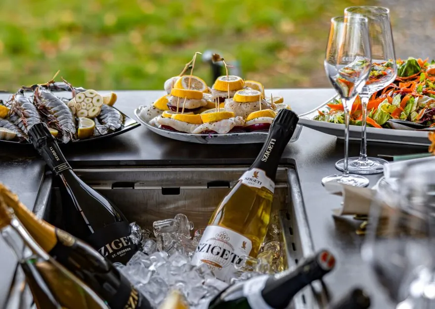 Speisen und Szigeti Sekt am Altea Grilltisch