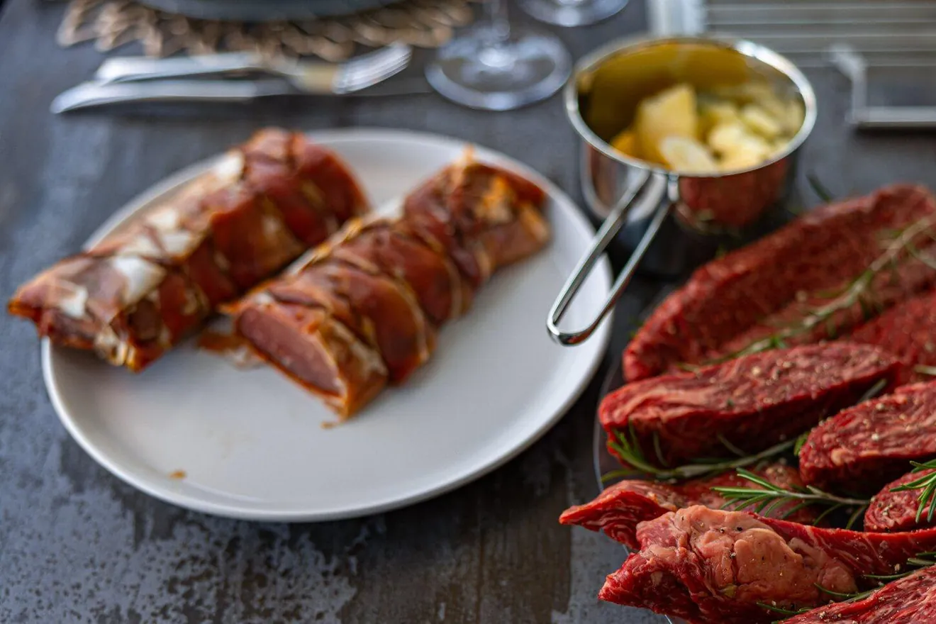 Handverlesenes Fleisch mit Rosmarin, bereit für den Altea Grill